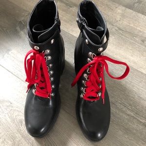 HEELED BLACK COMBAT BOOT WITH RED LACES